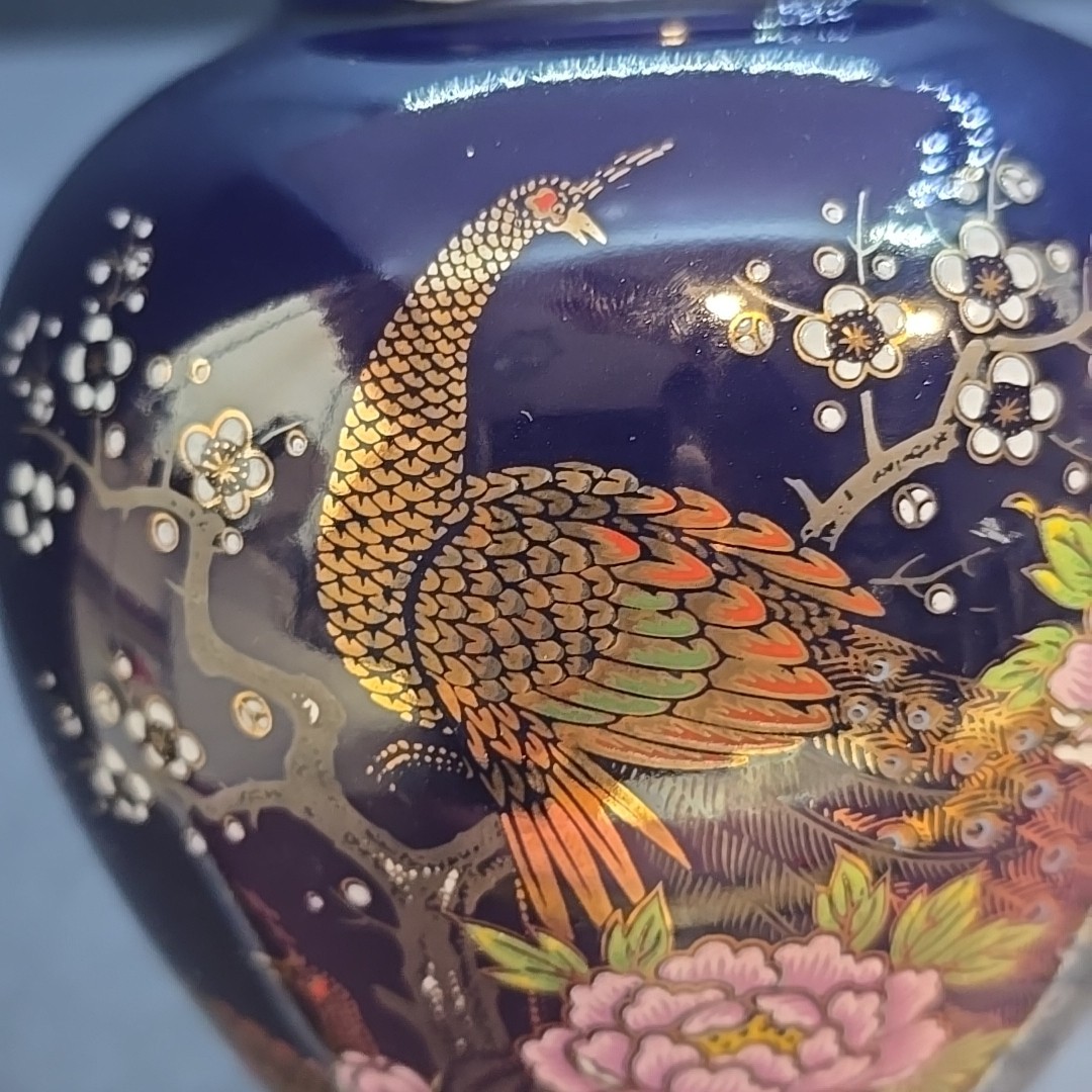 【白梅の粒が灯りを弾く】コバルト 盛上 孔雀梅牡丹文 壺形花瓶 金彩 - 画像 (3)