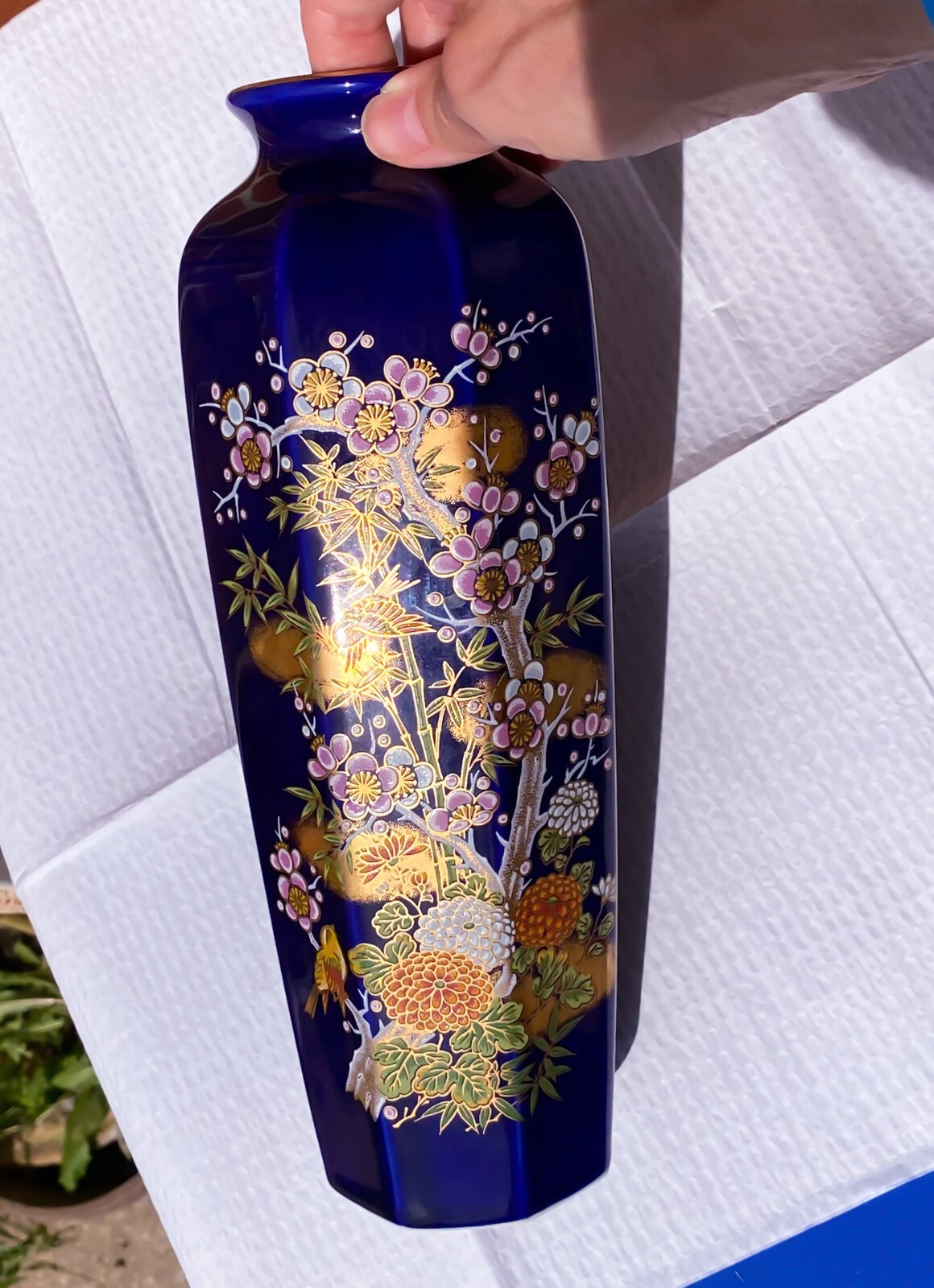【金の霞に梅が咲きつぐ】コバルト 色絵金彩 梅菊花鳥文 八角花瓶 - 画像 (2)