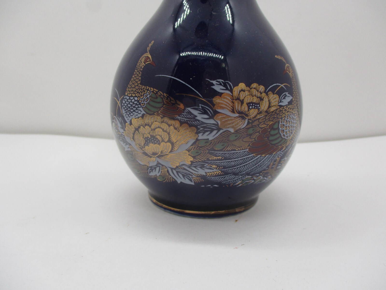 【細首を駆けのぼる金の羽】コバルト金彩 孔雀牡丹文 細首花瓶 - 画像 (3)