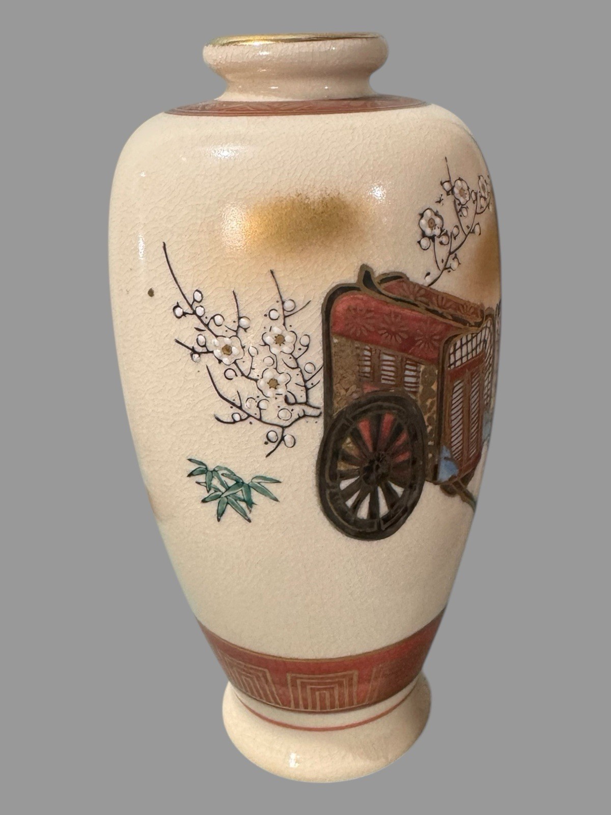 【金の霞を分けて御所車】薩摩焼 色絵金彩 御所車人物文 花瓶 - 画像 (2)