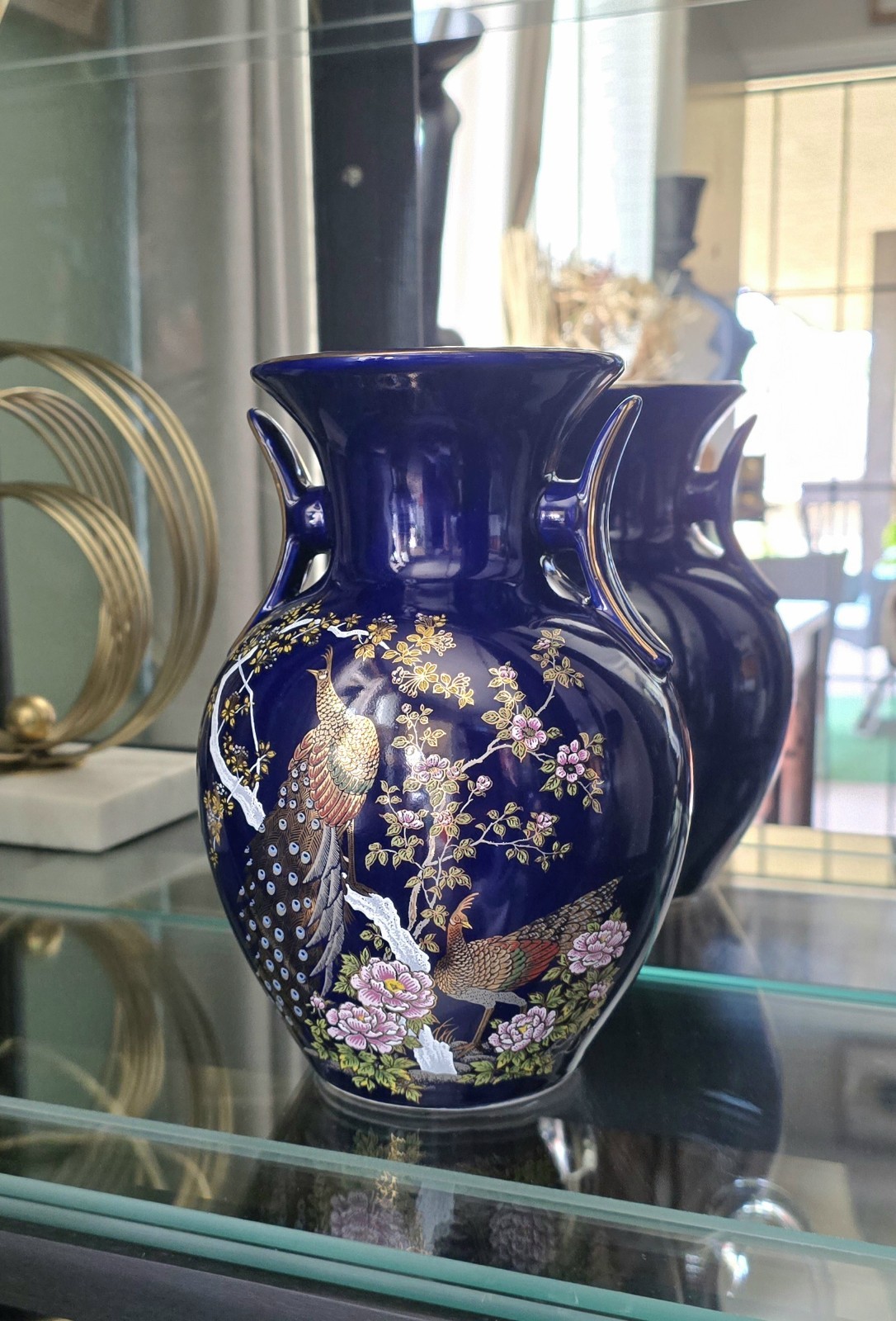 【枝を抜けてくる孔雀の尾】コバルト金彩 花鳥文 両耳花瓶 色絵 - 画像 (3)