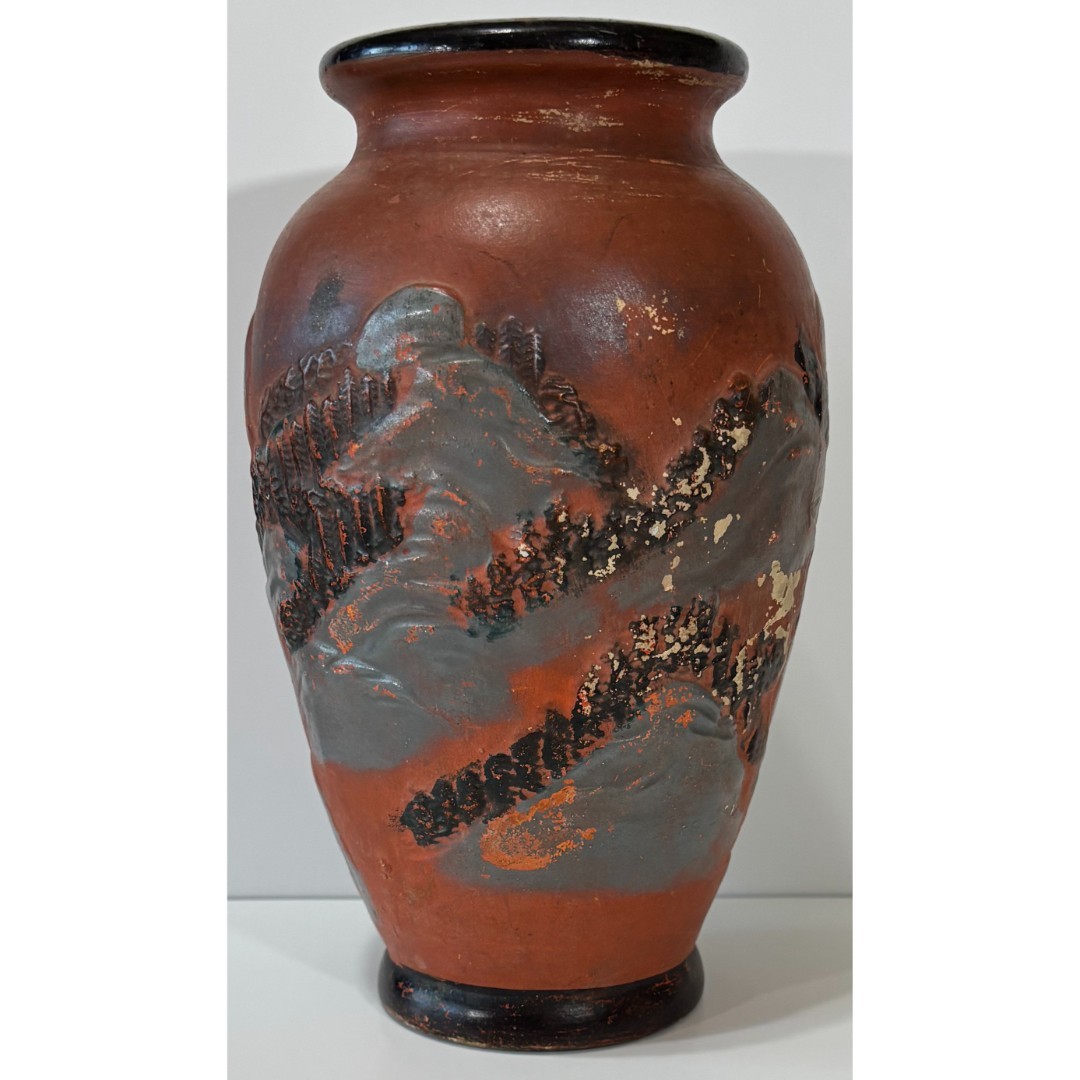 【朱の山霧に塔が浮かぶ】高浮彫 山水楼閣文 花瓶 - 画像 (2)