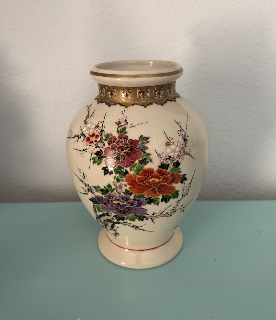 【貫入の肌に牡丹がひらく】薩摩焼 色絵金彩 牡丹梅文 花瓶 - 画像 (2)
