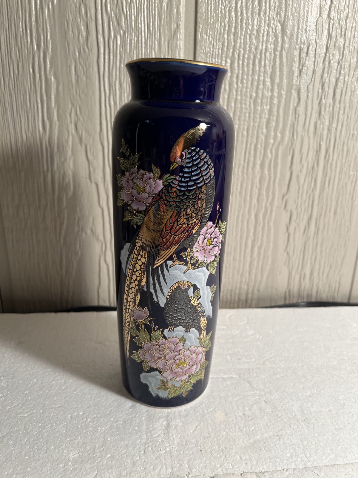 【夜の色に浮かぶ金の羽】コバルト金彩 雉に牡丹文 花瓶 名古屋 - 画像 (2)