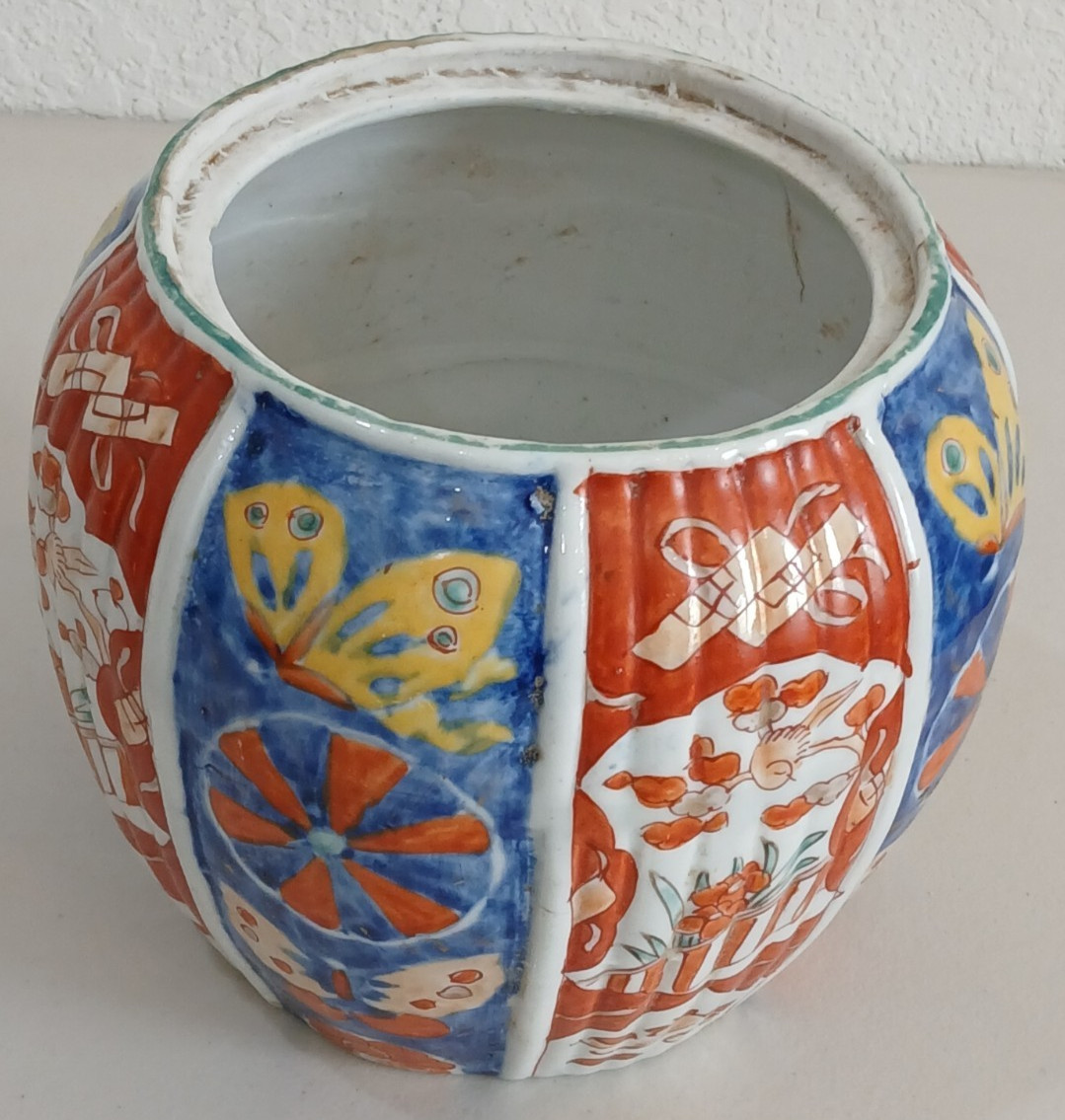 【藍と朱が縦縞に並ぶ】伊万里 染付赤絵 蝶文 飾鉢 - 画像 (2)