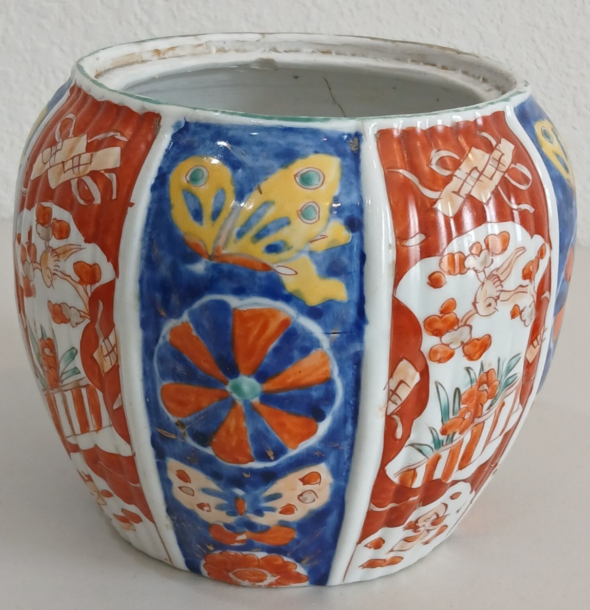 【藍と朱が縦縞に並ぶ】伊万里 染付赤絵 蝶文 飾鉢 - 画像 (3)