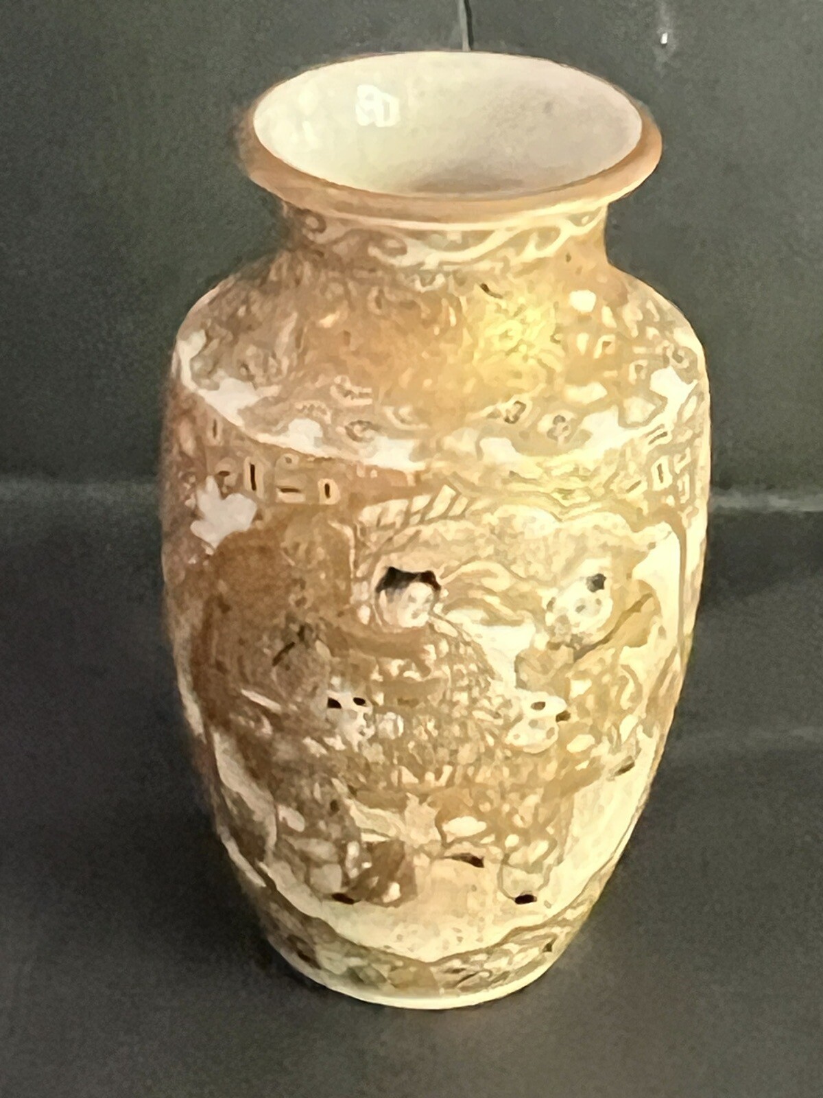 【金の錦が人物を包む】薩摩焼 金襴手 人物文 花瓶 - 画像 (2)