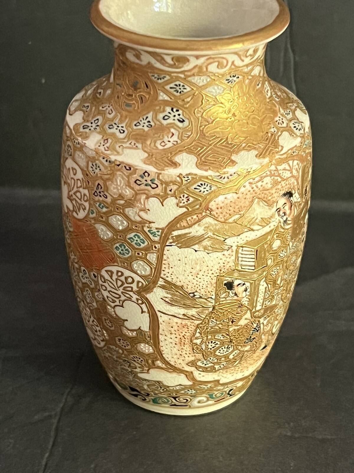 【金の錦が人物を包む】薩摩焼 金襴手 人物文 花瓶 - 画像 (3)