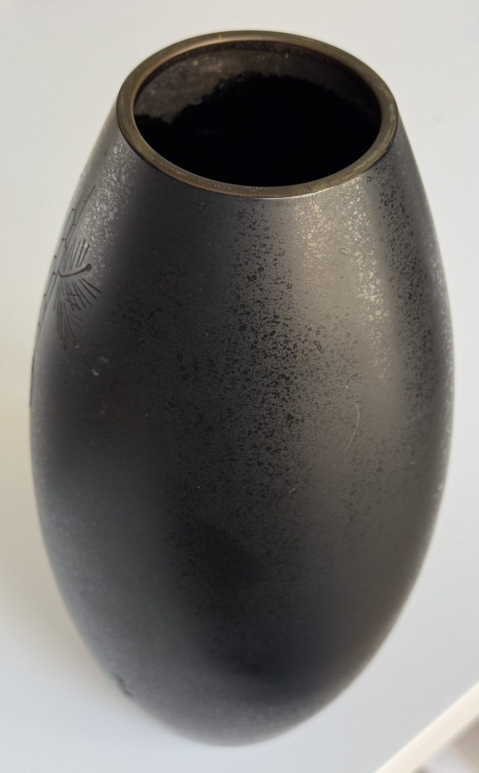【松の陰に月がのぼる】銅器 象嵌 松に鶴 月文 花瓶 - 画像 (2)