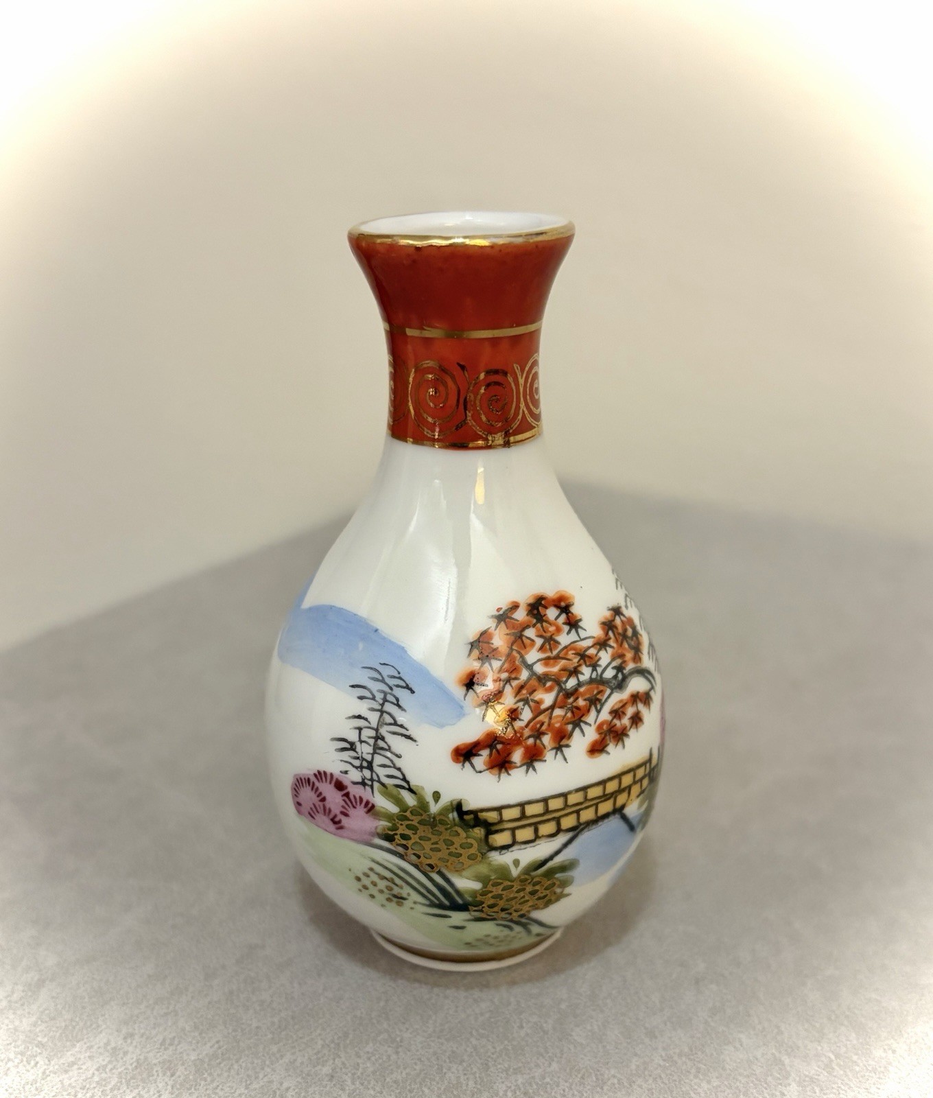 【金泥の里に秋が来る】九谷 色絵金彩 山水文 徳利 - 画像 (2)