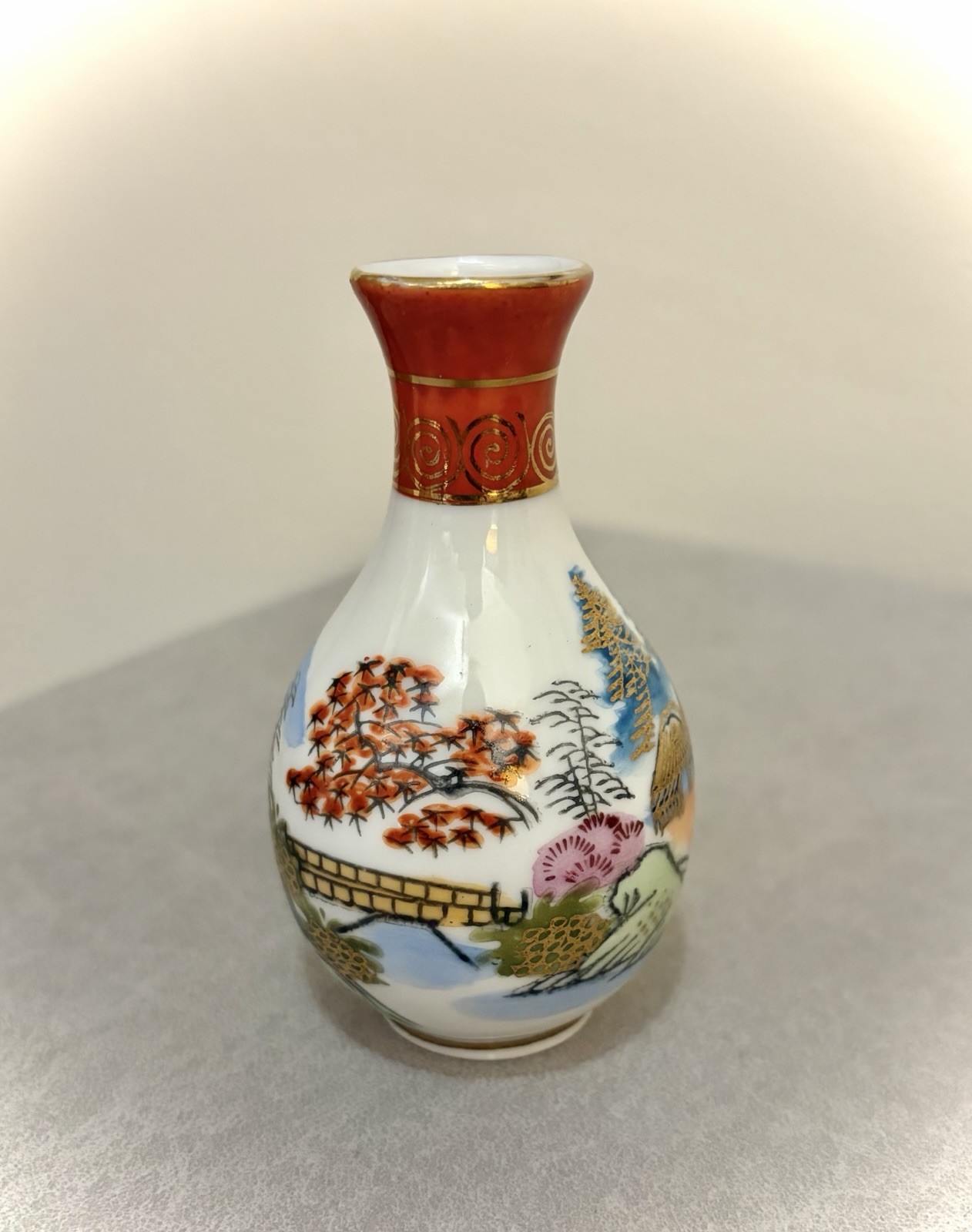 【金泥の里に秋が来る】九谷 色絵金彩 山水文 徳利 - 画像 (3)