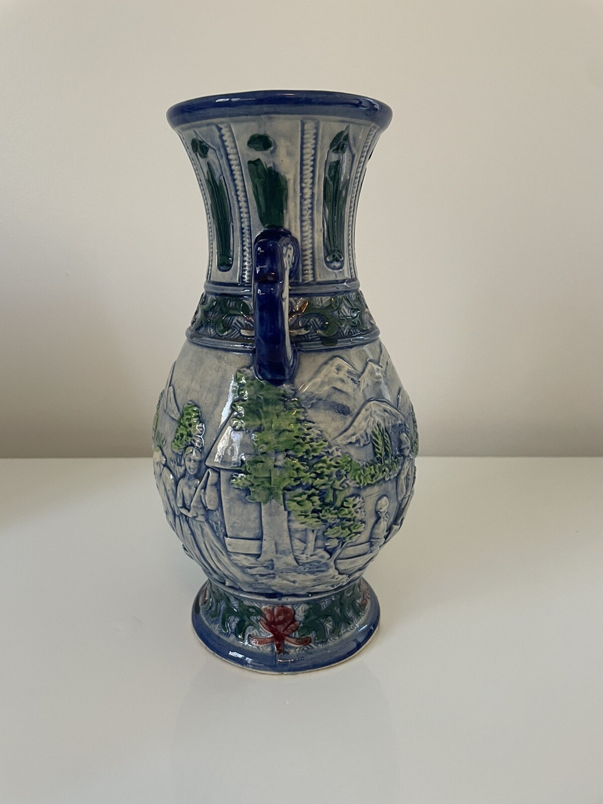 【藍の中に村の暮らしが動く】盛上 山村風景文 両耳花瓶 藍釉 - 画像 (2)