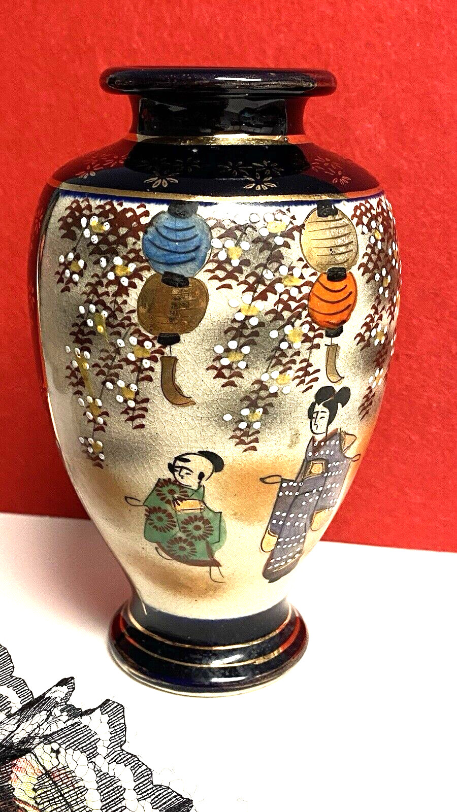 【藤棚に提灯がともる】薩摩焼 コバルト金彩 人物文 花瓶 盛上 - 画像 (2)