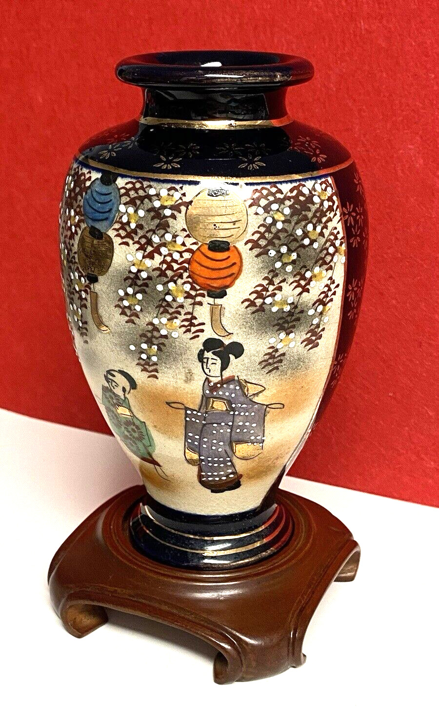 【藤棚に提灯がともる】薩摩焼 コバルト金彩 人物文 花瓶 盛上 - 画像 (3)