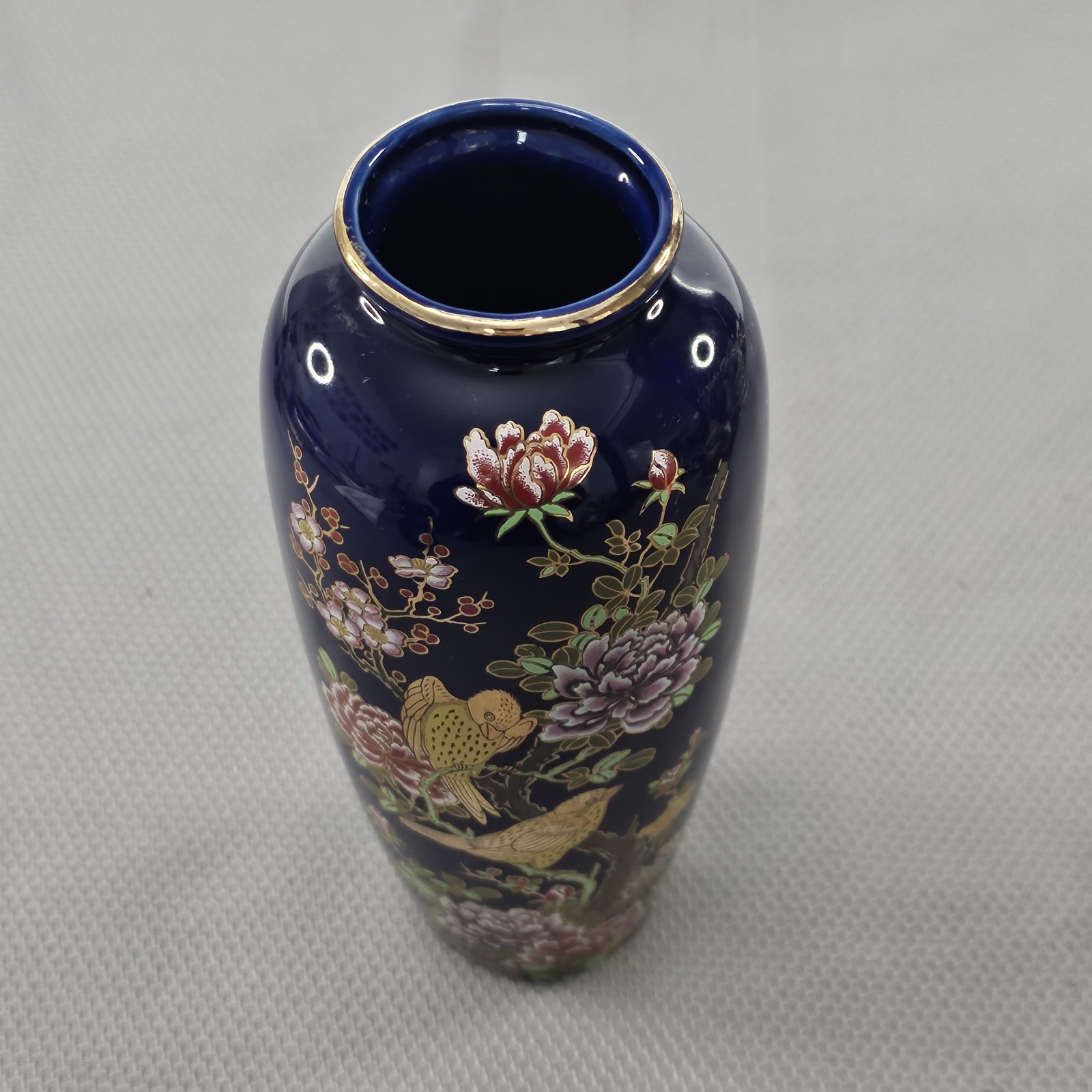 【枝で向き合う二羽の小鳥】コバルト金彩 花鳥文 花瓶 梅に牡丹 - 画像 (2)