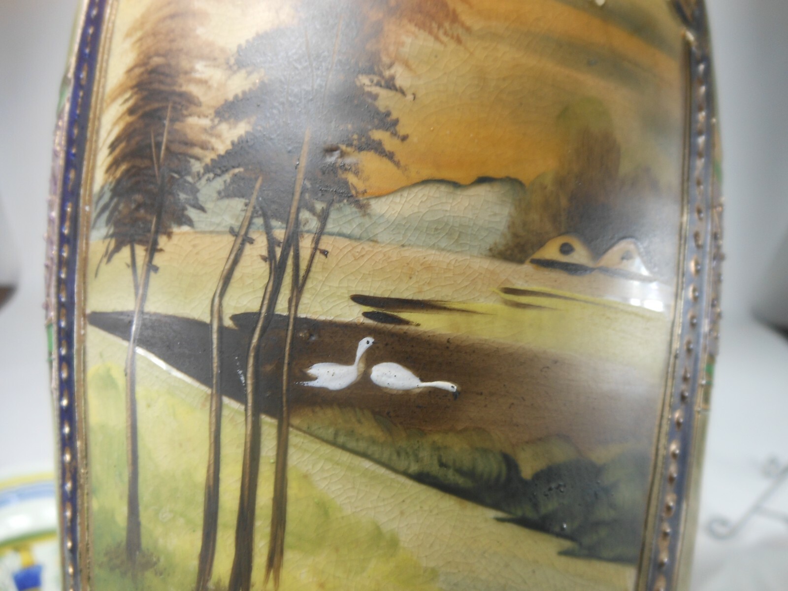 【池の白鳥が金の枠に憩う】オールドノリタケ 盛上 白鳥風景文 花瓶 金彩 - 画像 (2)
