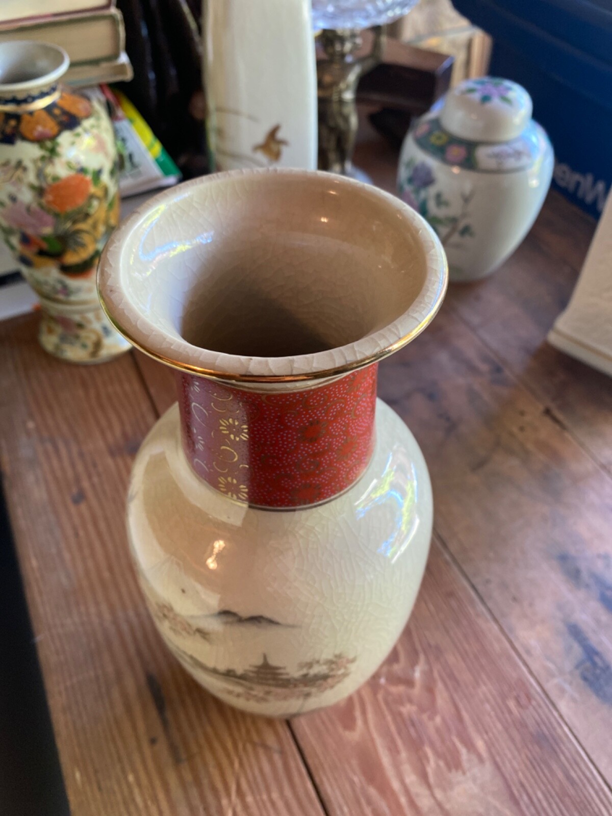 【貫入の地に春霞が流れる】薩摩焼 色絵金彩 風景文 花瓶 - 画像 (3)