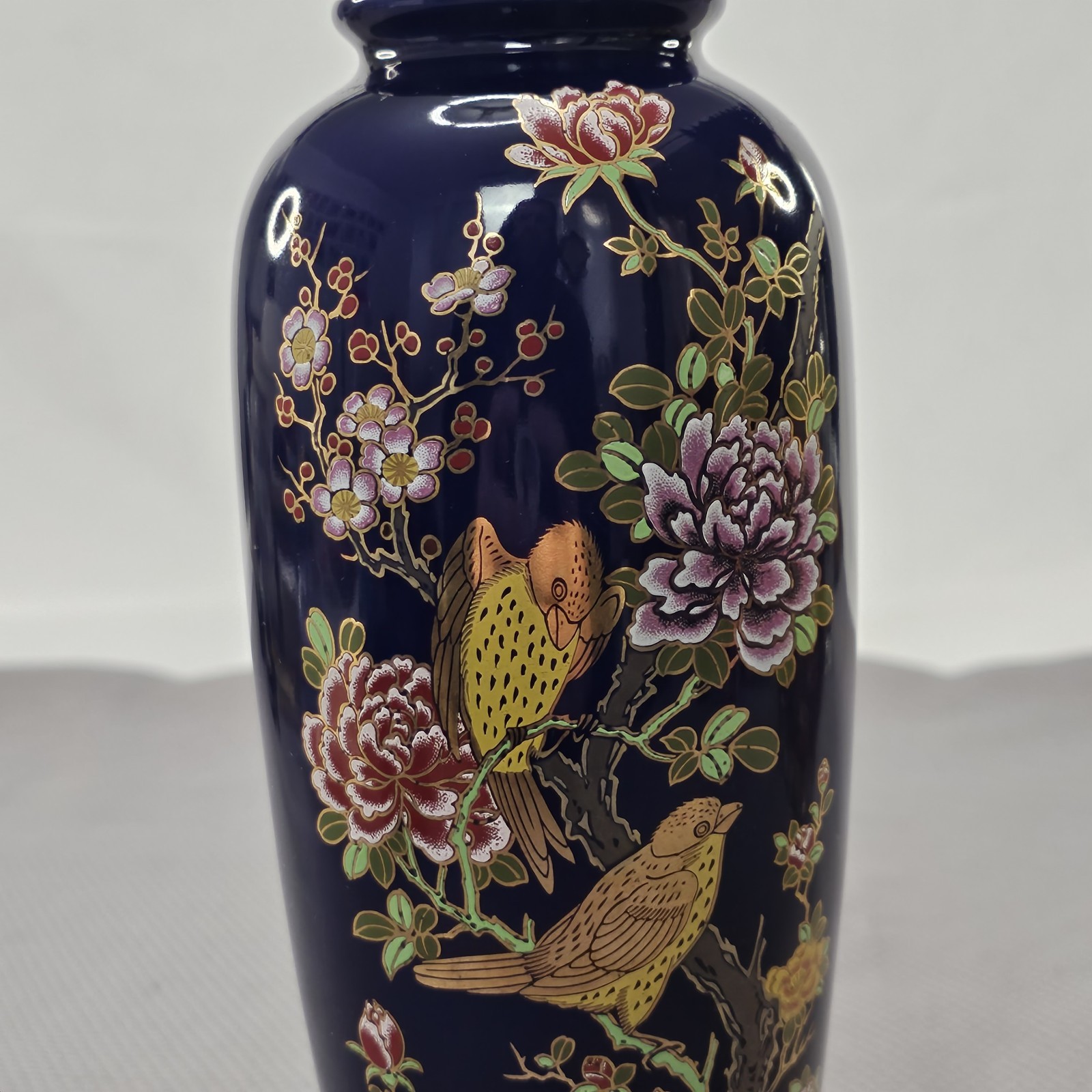 【枝で向き合う二羽の小鳥】コバルト金彩 花鳥文 花瓶 梅に牡丹 - 画像 (3)