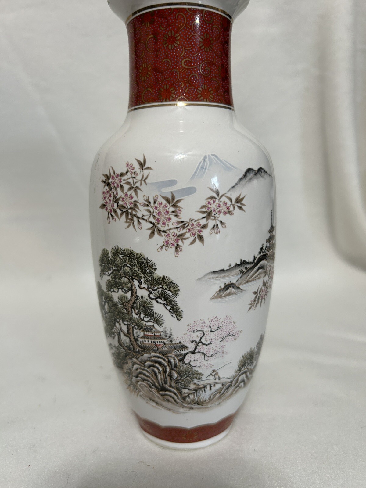 【朱の帯が山水を抱く】九谷 色絵金彩 山水文 花瓶 - 画像 (2)
