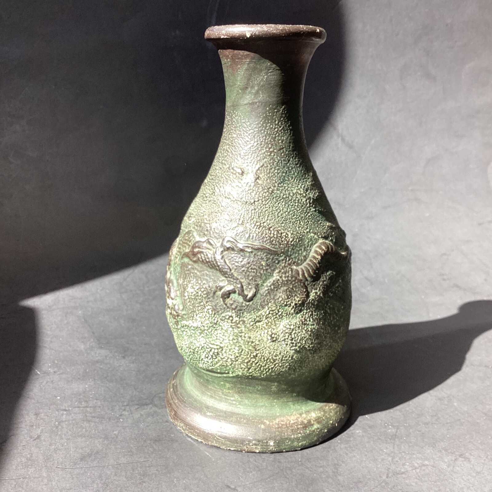 【砂地を這う龍のうねり】貼付 龍文 花瓶 - 画像 (2)