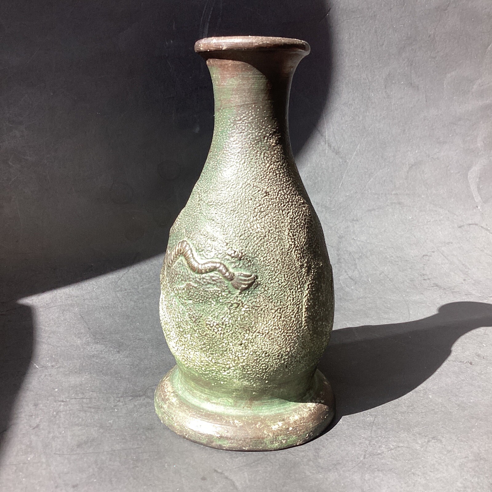【砂地を這う龍のうねり】貼付 龍文 花瓶 - 画像 (3)