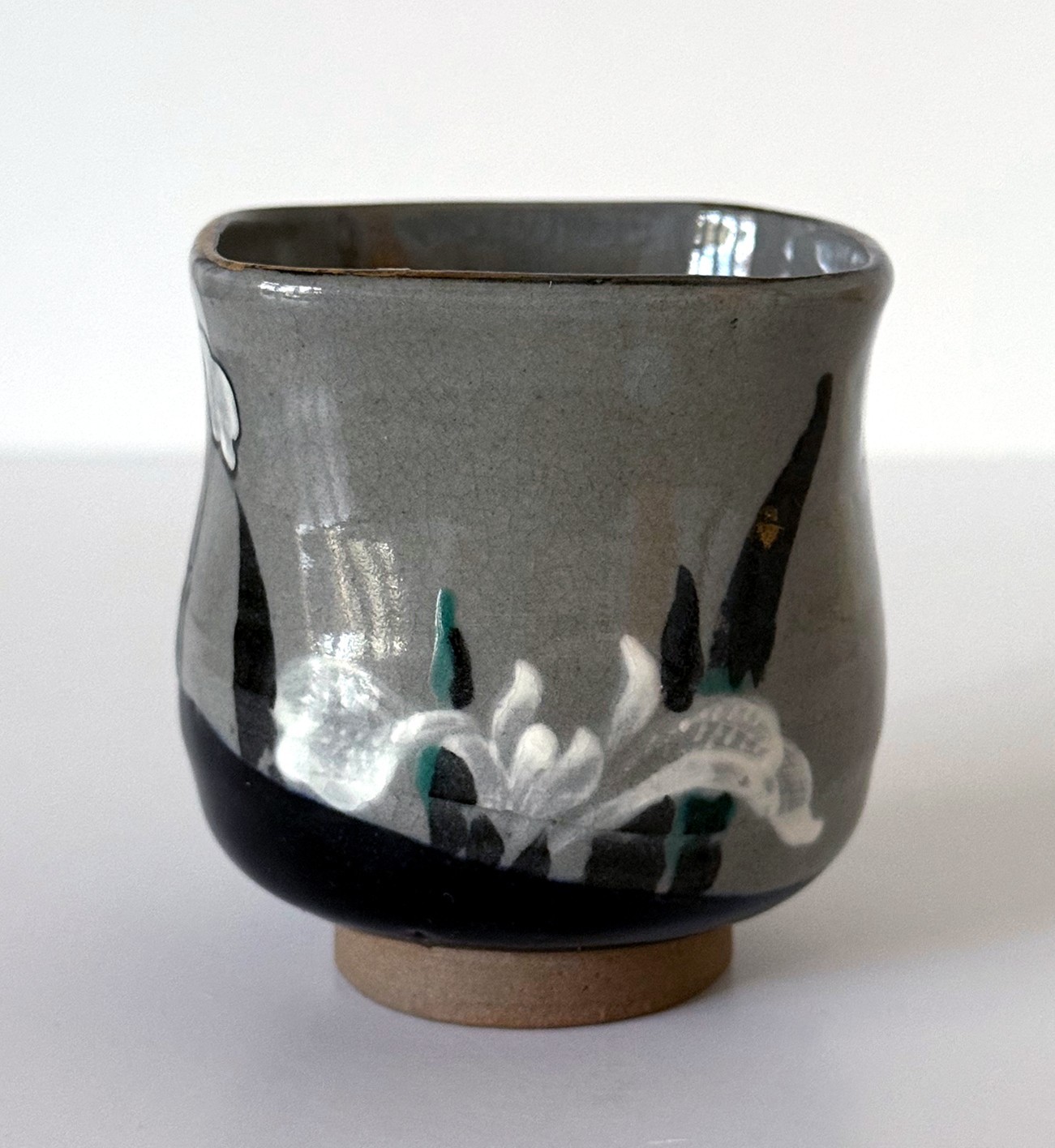 【灰の野に白花が立つ】色絵 杜若文 湯呑 金彩 木箱付 - 画像 (2)