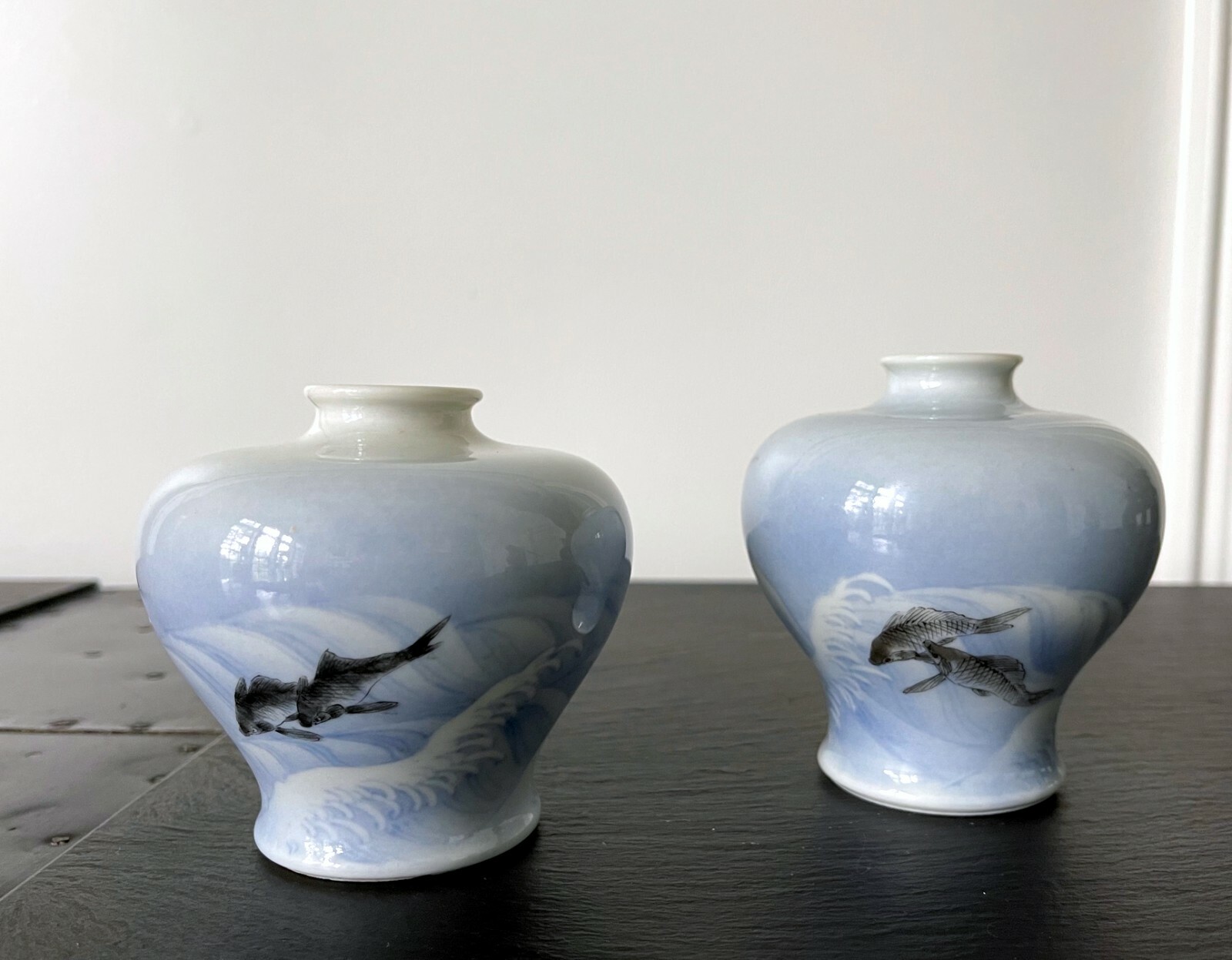 【波間に鯉がひるがえる】釉下彩 鯉 波濤文 小花瓶 染付 - 画像 (2)
