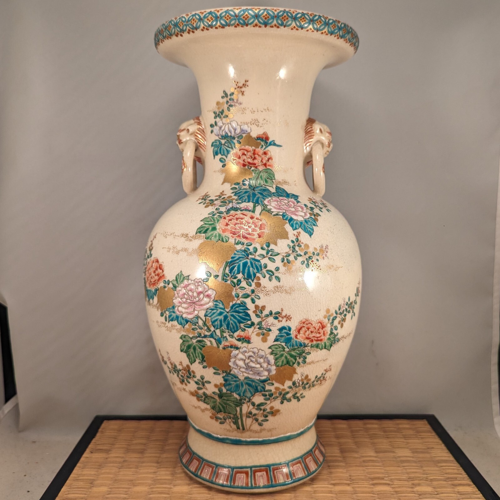 【牡丹がひらく白の余白】薩摩焼 色絵 牡丹菊文 双耳花瓶 金彩 - 画像 (2)