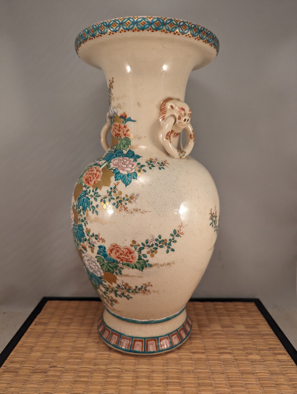 【牡丹がひらく白の余白】薩摩焼 色絵 牡丹菊文 双耳花瓶 金彩 - 画像 (3)