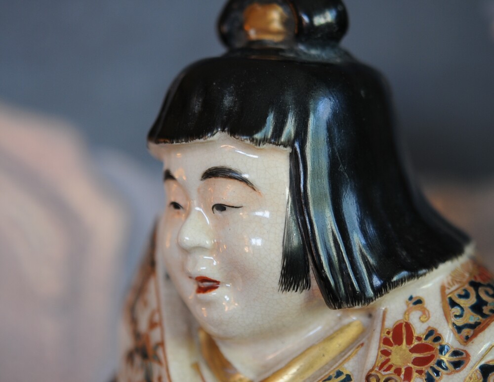 【藍と金をまとって立つ】京薩摩 盛上 呉須藍 蝶扇文 人物置物 金彩 - 画像 (2)
