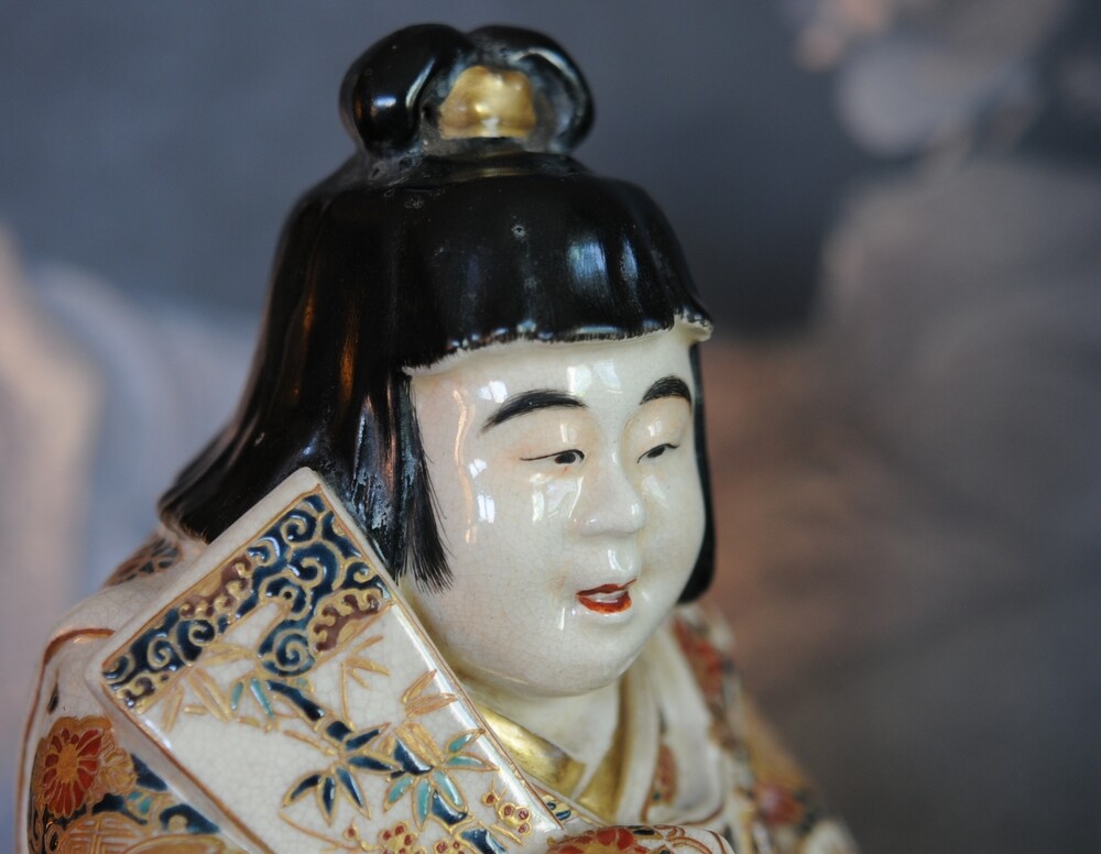 【藍と金をまとって立つ】京薩摩 盛上 呉須藍 蝶扇文 人物置物 金彩 - 画像 (3)