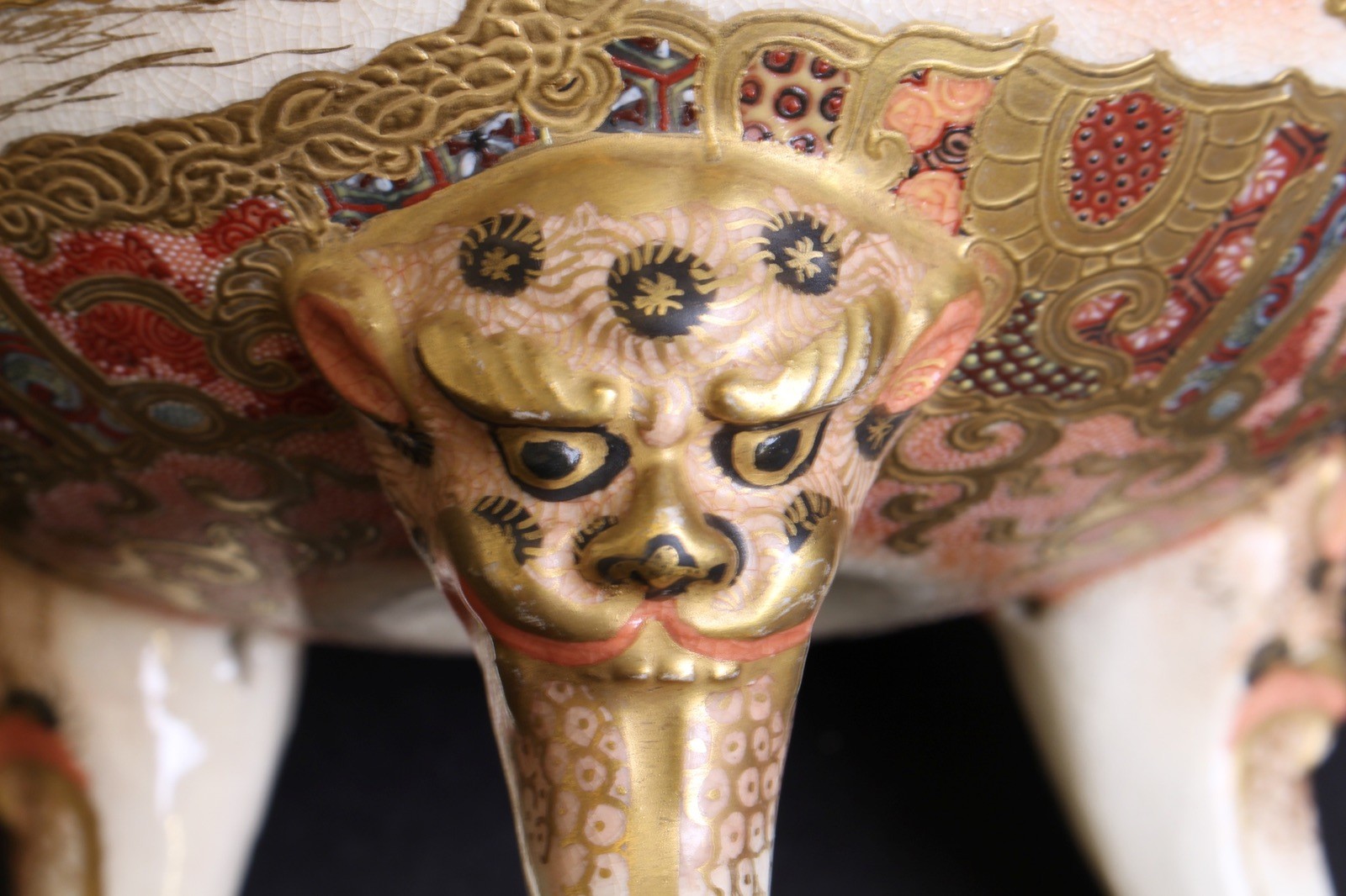 【煙の抜ける先に獅子が座す】薩摩焼 細密金彩 人物文 香炉 獅子鈕 - 画像 (2)