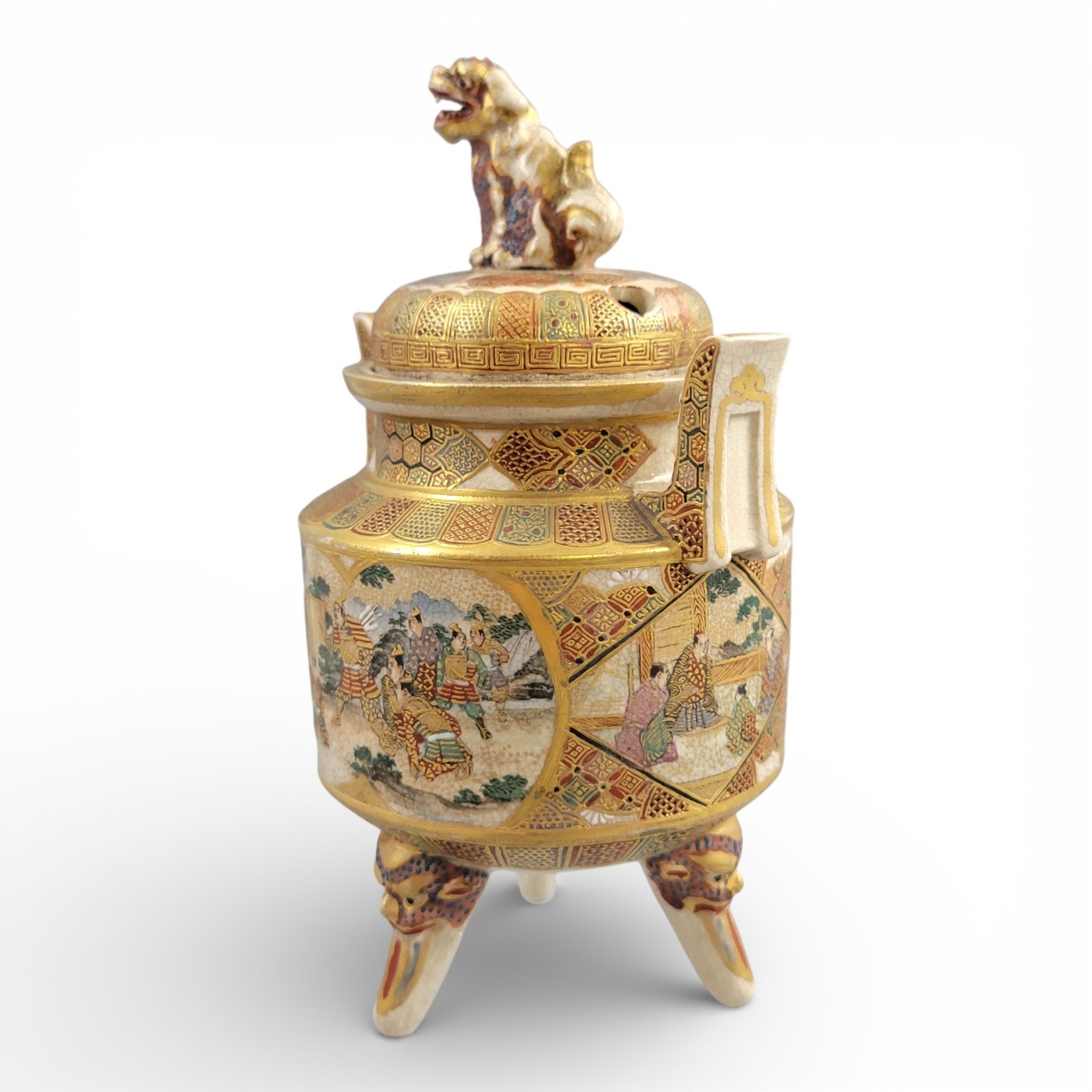 【金襴の上で獅子が構える】薩摩焼 俊山 細密金彩 人物文 香炉 獅子鈕 - 画像 (2)