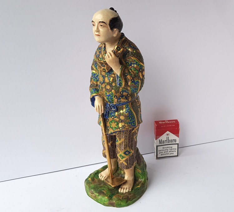 【野良着の背に宿る威厳】薩摩焼 盛上 色絵金彩 人物文 置物 - 画像 (2)