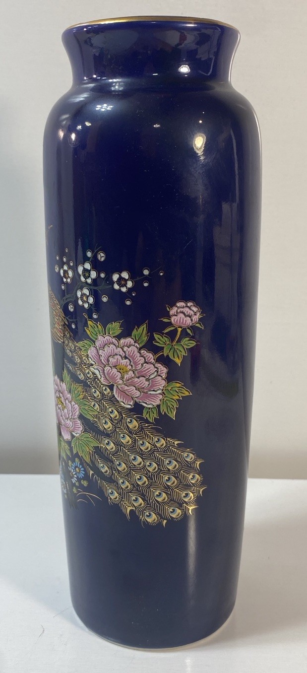 【瑠璃の柱をのぼる金の羽】コバルト金彩 孔雀牡丹文 円筒花瓶 - 画像 (2)