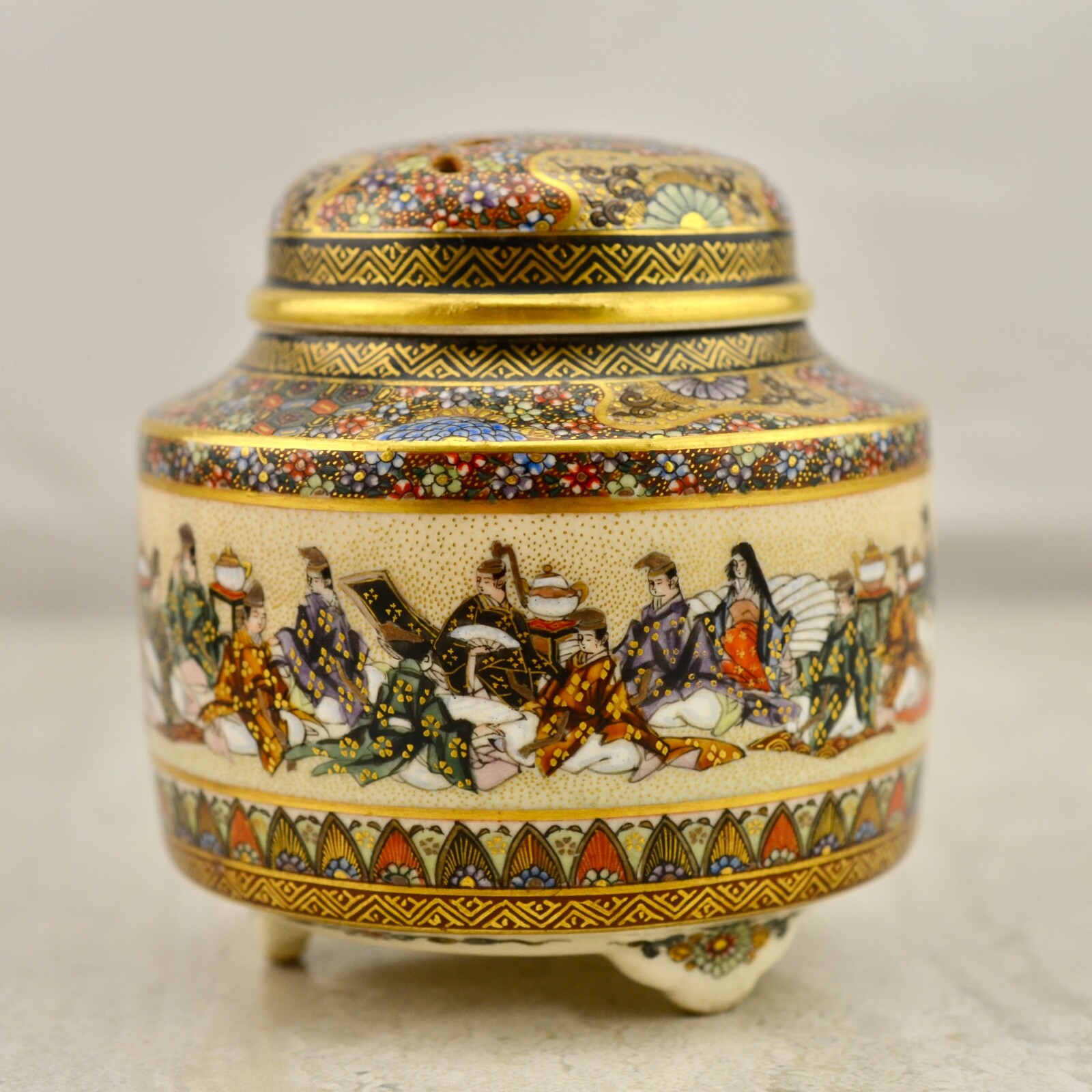 【掌の中でひらく茶の湯】薩摩焼 香山 細密金彩 茶の湯人物文 香炉 - 画像 (2)