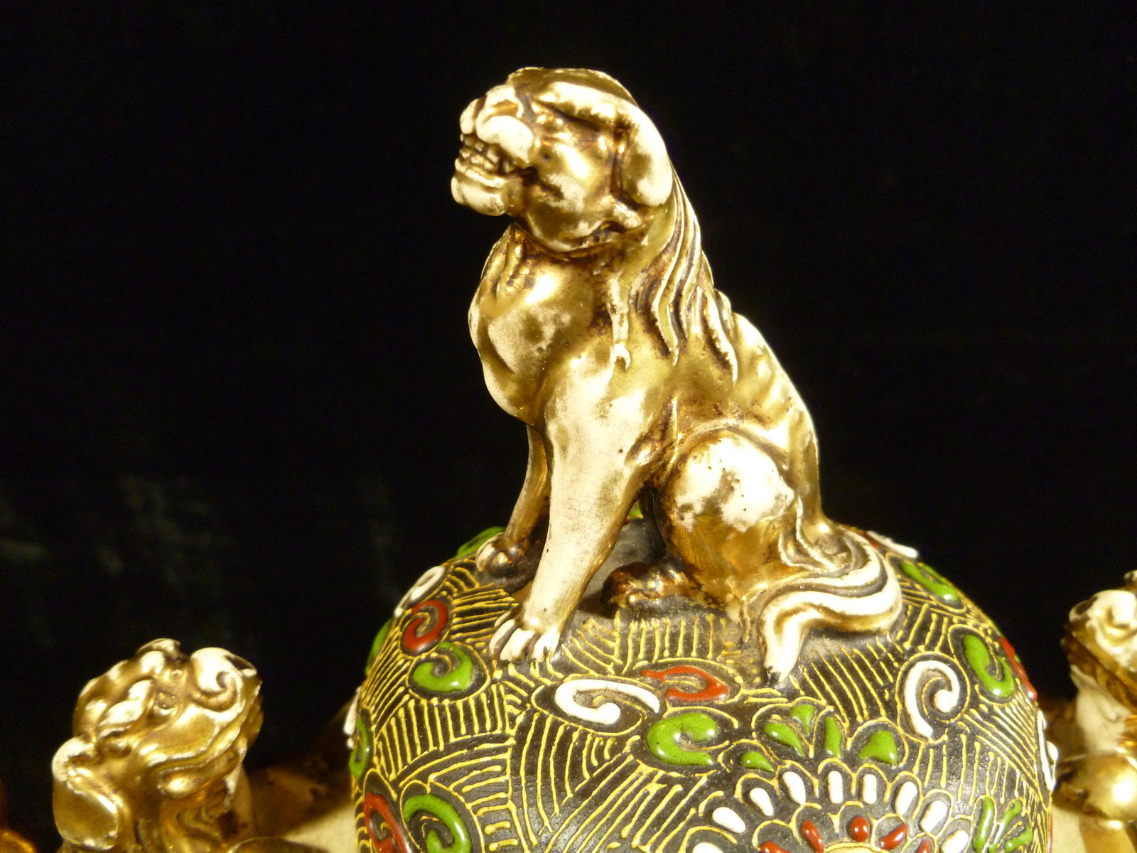 【香の煙を守る金の唐獅子】薩摩焼 盛上 人物文 三足香炉 金彩 唐獅子摘み - 画像 (3)