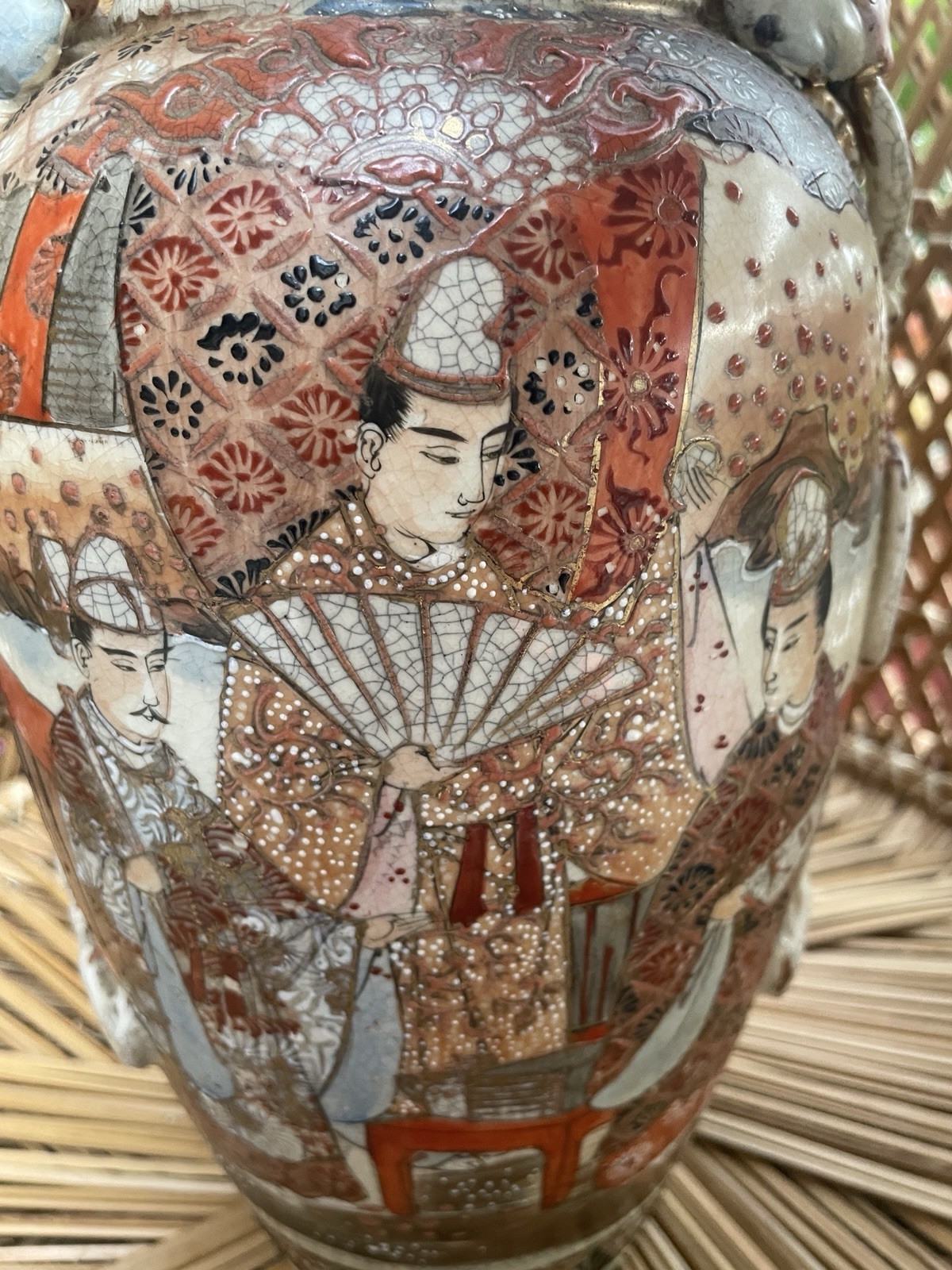 【装束の列が壺をめぐる】薩摩焼 色絵金彩 人物文 大飾壷 貼付け装飾 - 画像 (3)