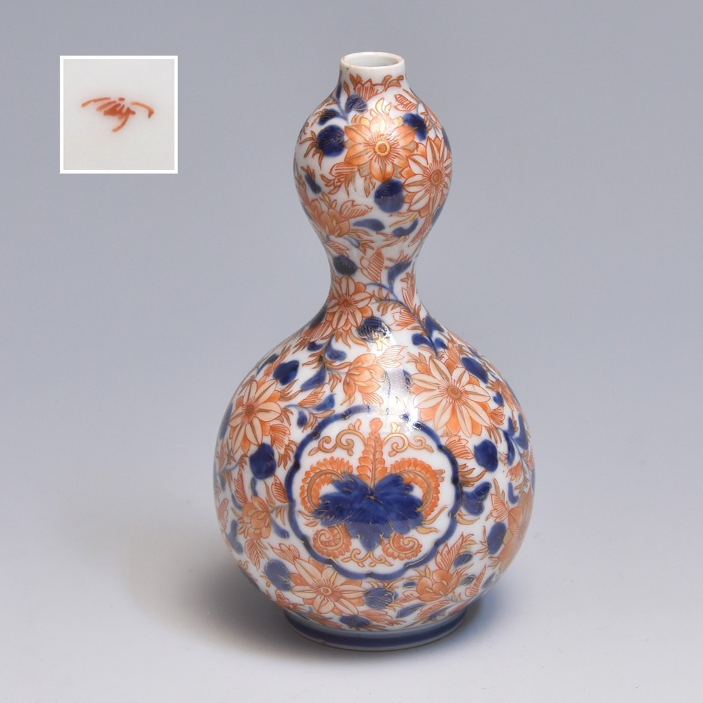 【瓢に巻きつく朱と藍の唐草】有田焼 金襴手 花文 瓢形花瓶 - 画像 (2)