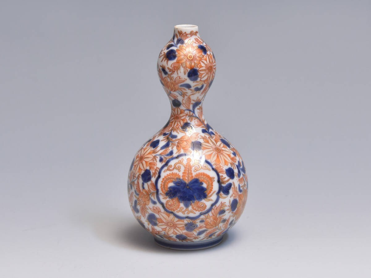 【瓢に巻きつく朱と藍の唐草】有田焼 金襴手 花文 瓢形花瓶 - 画像 (3)