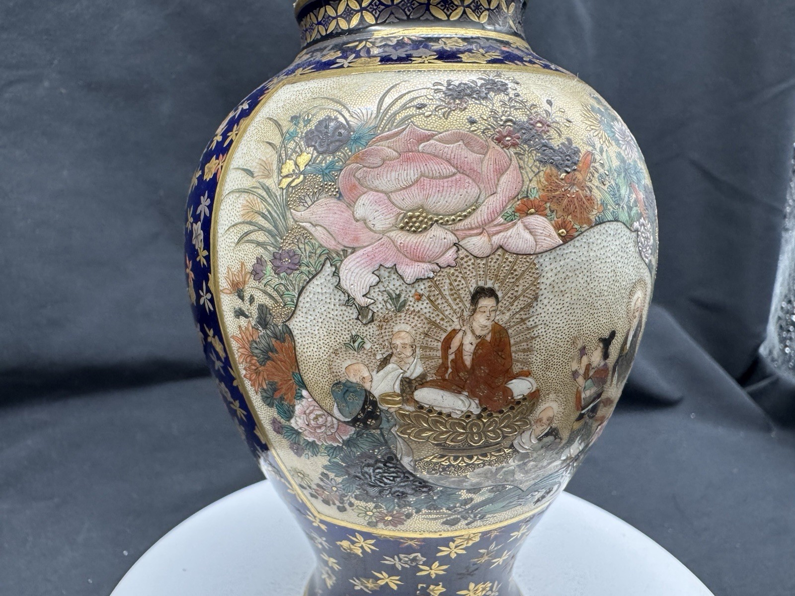 【瑠璃の闇に金がひらく】薩摩焼 錦光山 瑠璃地金彩 人物文 蓋物 - 画像 (3)