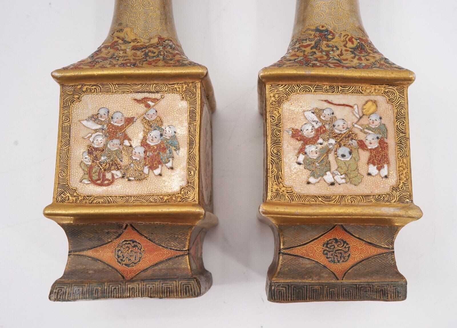 【掌中に集う唐子のにぎわい】薩摩焼 色絵金彩 唐子文 花瓶 一対 - 画像 (2)