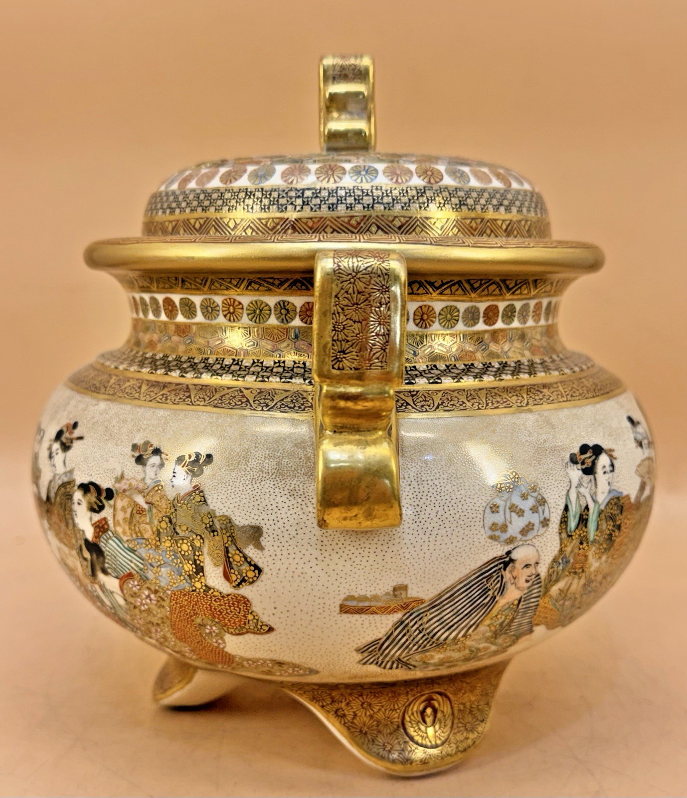 【金の帯がめぐる宴の器】薩摩焼 泉山 細密金彩 人物文 香炉 - 画像 (3)