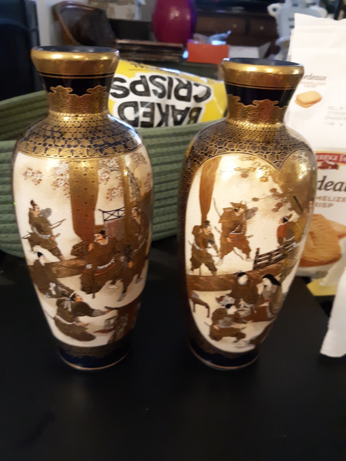 【桜の下で人が行き交う】薩摩焼 錦光山 色絵金彩 人物文 花瓶 一対 - 画像 (2)
