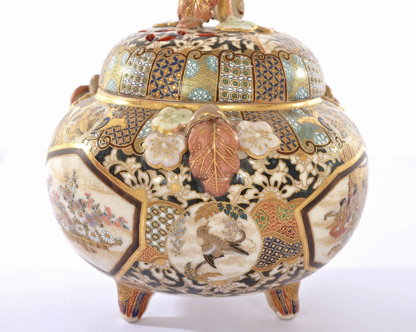 【蓋の透かしから香がほどける】薩摩焼 色絵金彩 人物文 三足香炉 貼花 - 画像 (3)