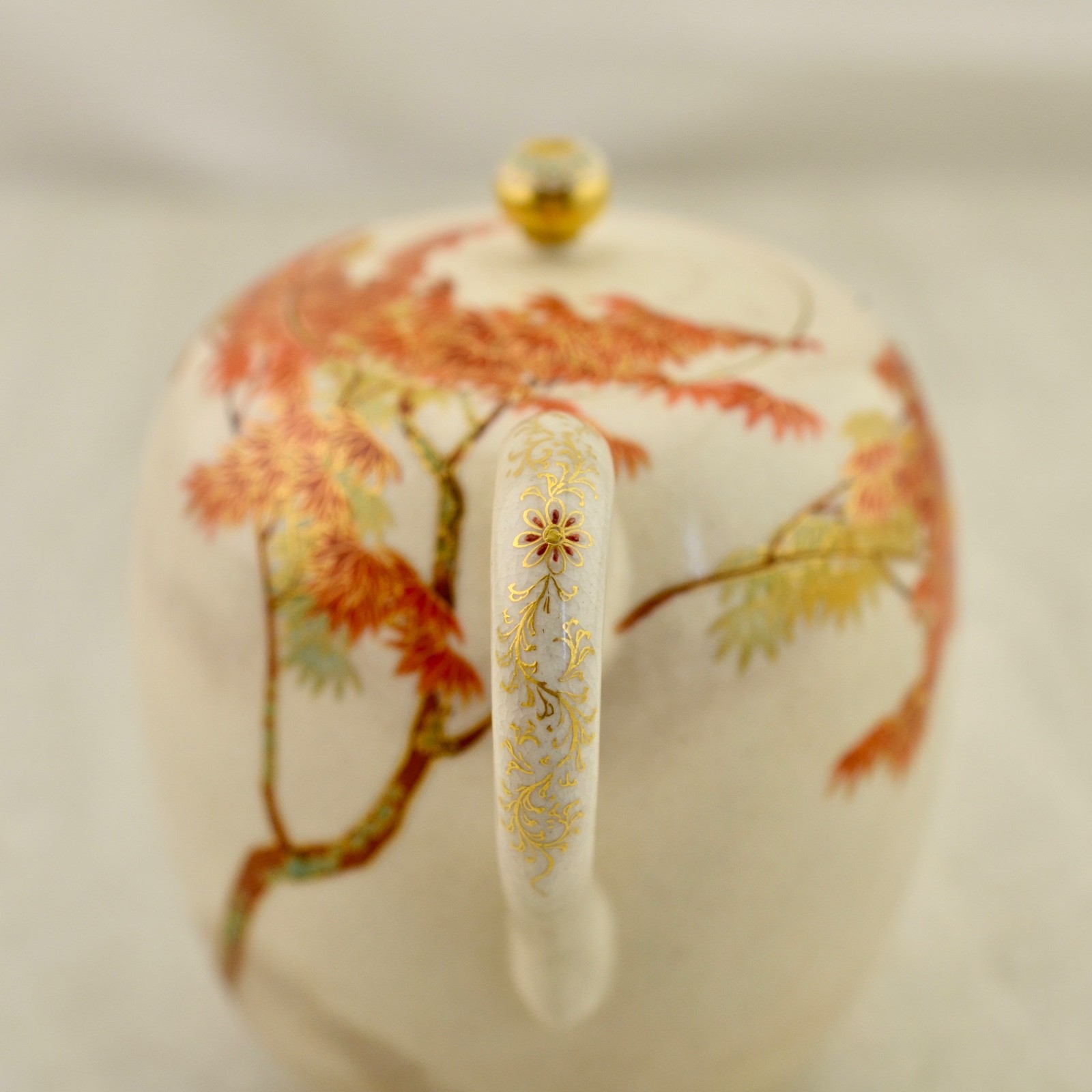 【枝先の紅葉が注ぎ口へ届く】薩摩焼 矢部美山 色絵金彩 楓文 蓋付水差 - 画像 (3)
