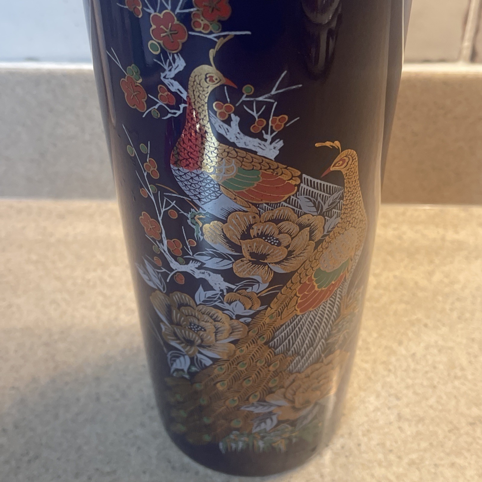 【紅梅の枝に立つ金の孔雀】コバルト金彩 孔雀紅梅文 円筒花瓶 - 画像 (3)