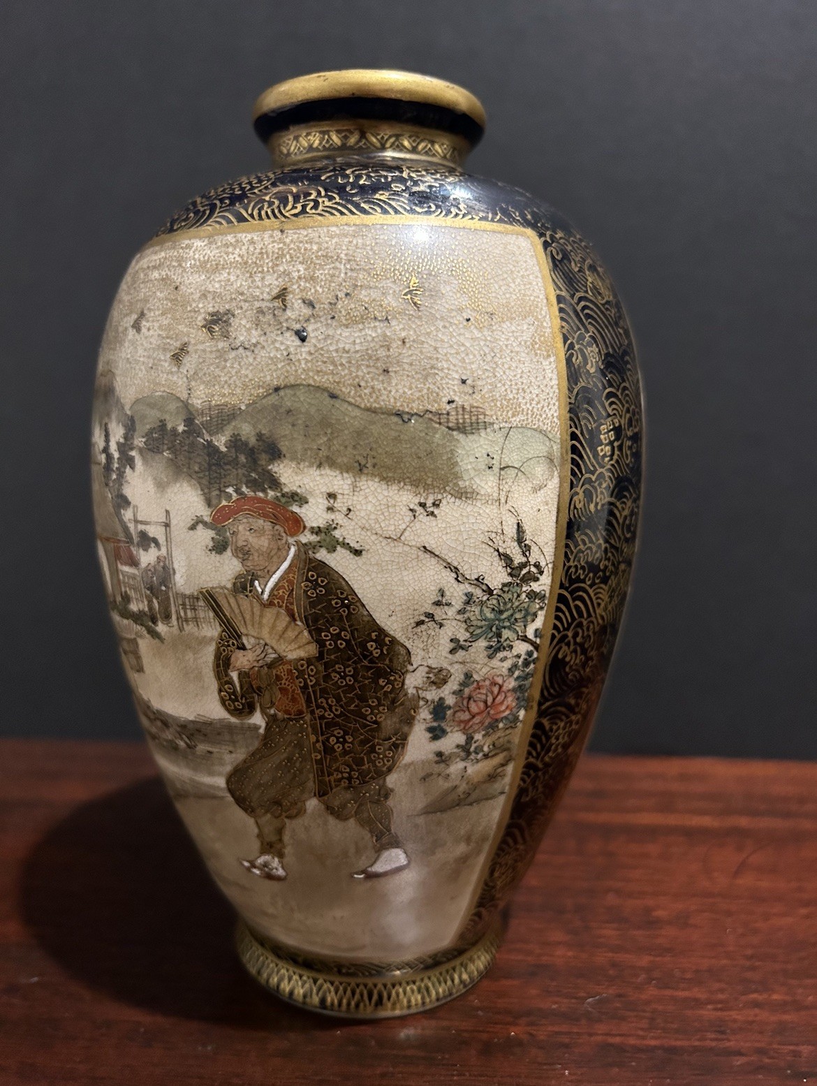 【桜の下にひらく春の宴】薩摩焼 細密 人物文 花瓶 金彩 - 画像 (2)