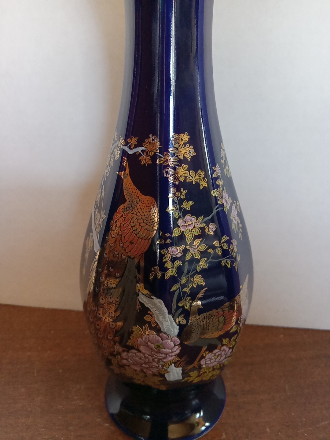【八つの面をめぐる金の羽】コバルト金彩 花鳥文 八角花瓶 - 画像 (2)