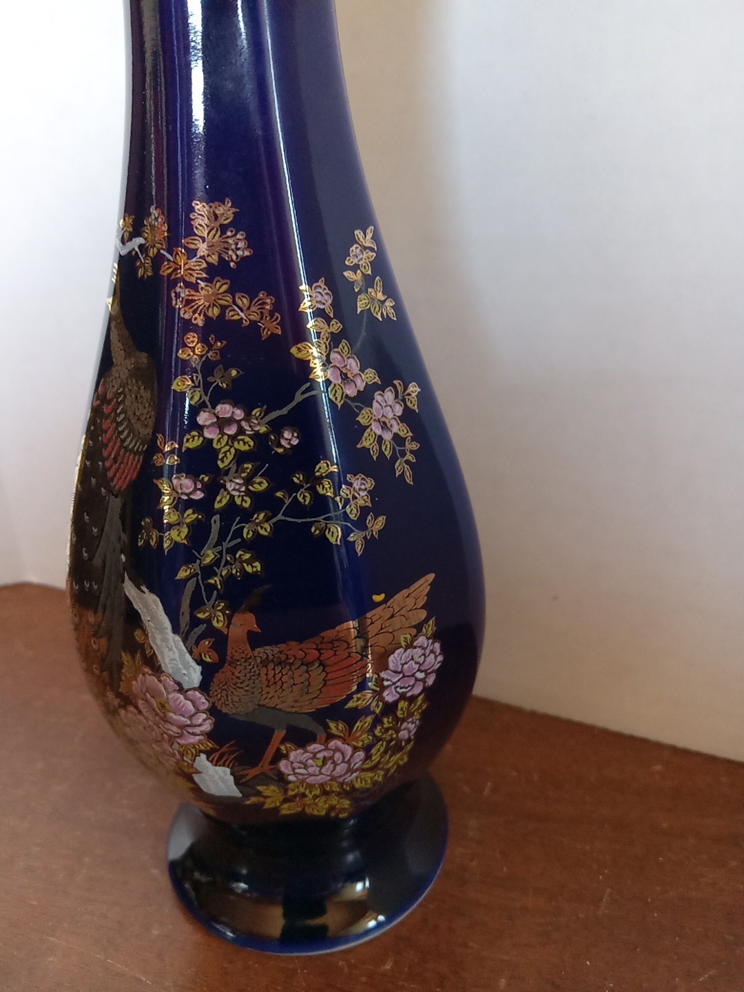 【八つの面をめぐる金の羽】コバルト金彩 花鳥文 八角花瓶 - 画像 (3)